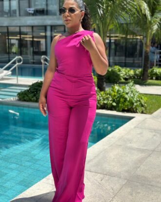 Macacão decote assimétrico pregas