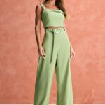 Calça pantalona com cinto verde