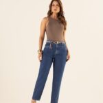 Calça mom com cinto de couro