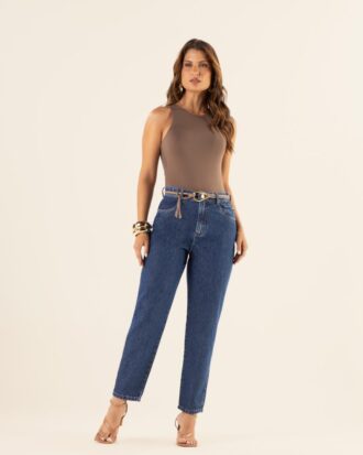 Calça mom com cinto de couro