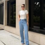 Calça jeans reta com flor removível
