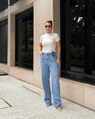 Calça jeans reta com flor removível