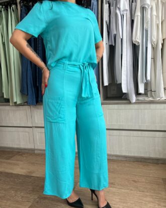 Calça pantacourt com faixa e bolso azul