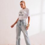 Calça jeans reta botão vermelho