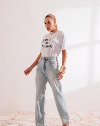 Calça jeans reta botão vermelho