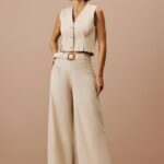 Calça com recorte e franzido com cinto cor natural