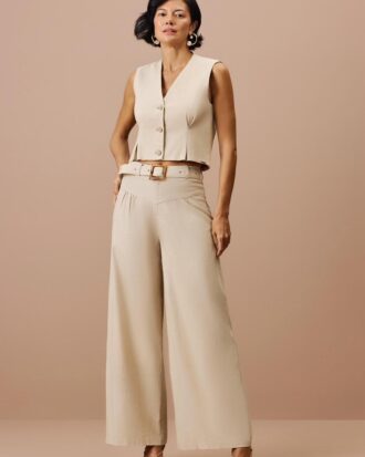 Calça com recorte e franzido com cinto cor natural